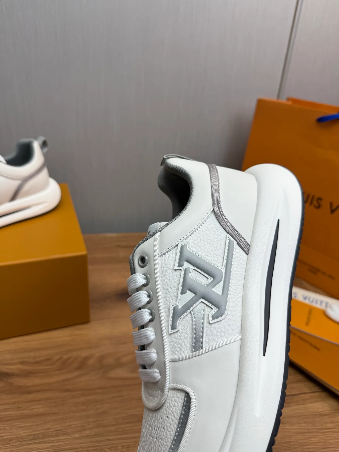 Men's shoes 💰820💰 Lv. Top purchasing agent 🇮🇹 Louis Vuitton, sports shoes counter synchronization, uppers imported from Italy, high-quality splicing and complex handicrafts, imported mesh pads are soft and comfortable, soles: original factory special soles, TPU exclusive movable molded soles super comfortable, original factory single goods, 🔍🔍high quality, you can enter and exit the counter at will, welcome to compare, code number 38-44 (Customized 38.45)